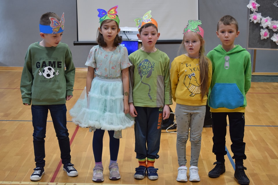 czniowie-klas-poczatkowych-na-przedstawieniu-w-pierwszy-dzien-wiosny