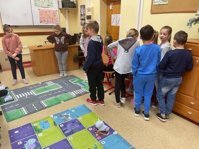 uczniowie-klasy-2-programuja-robota