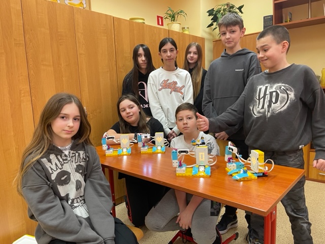 uczniowie-klasy-6c-prezentuja-roboty