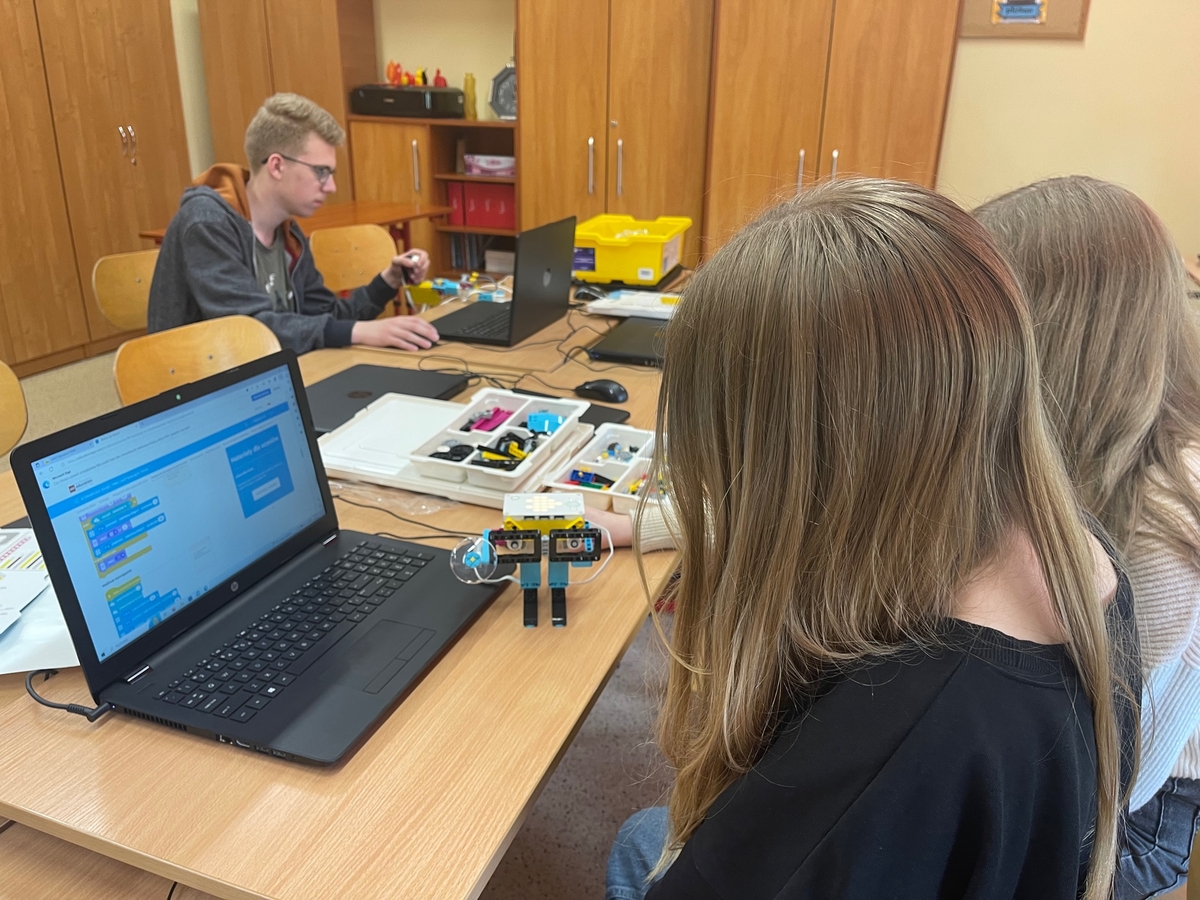 uczniowie-klasy-8-d-programuja-robota