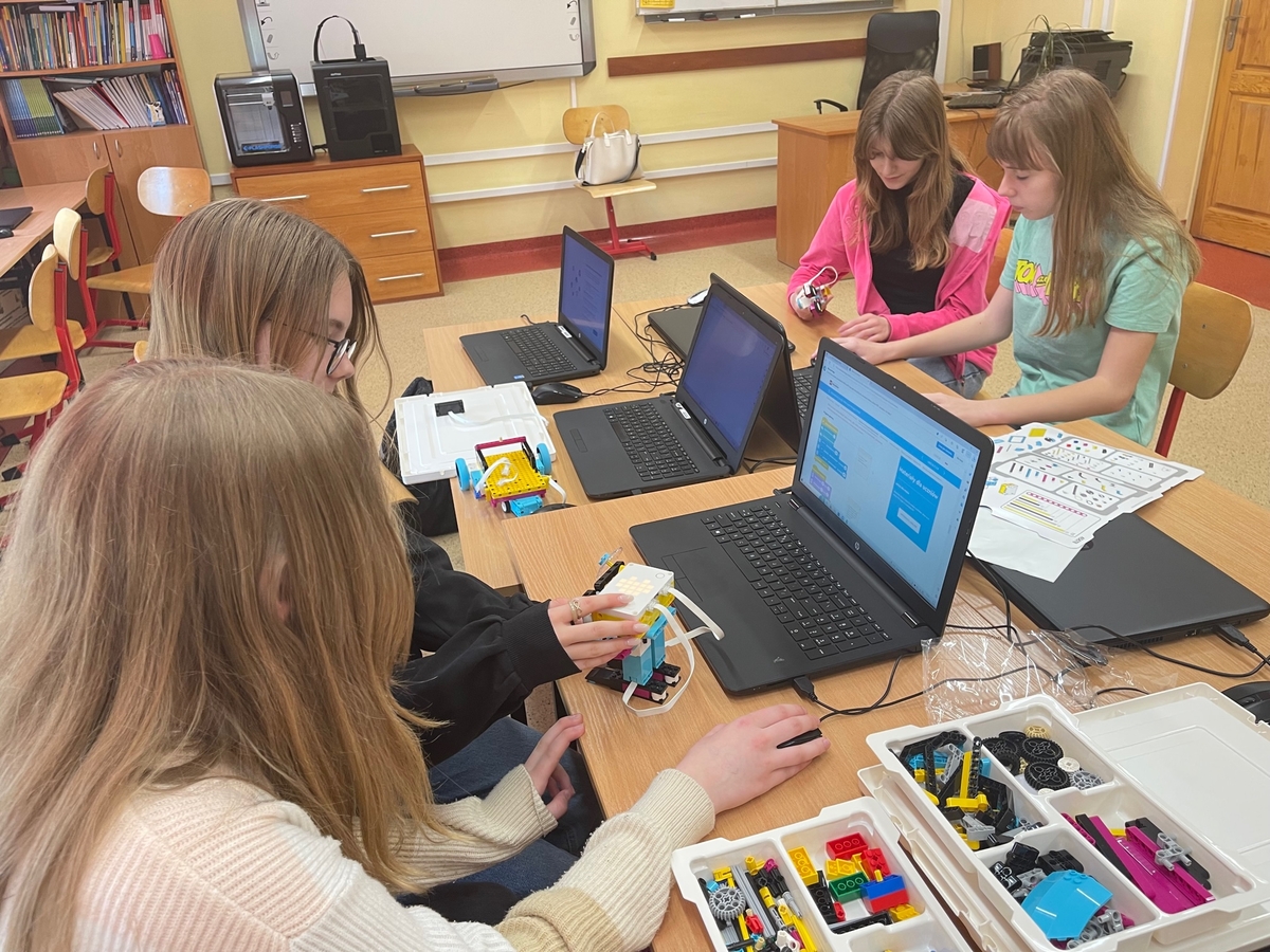 uczniowie-klasy-8d-buduja-robota-przewidujacego-pogode