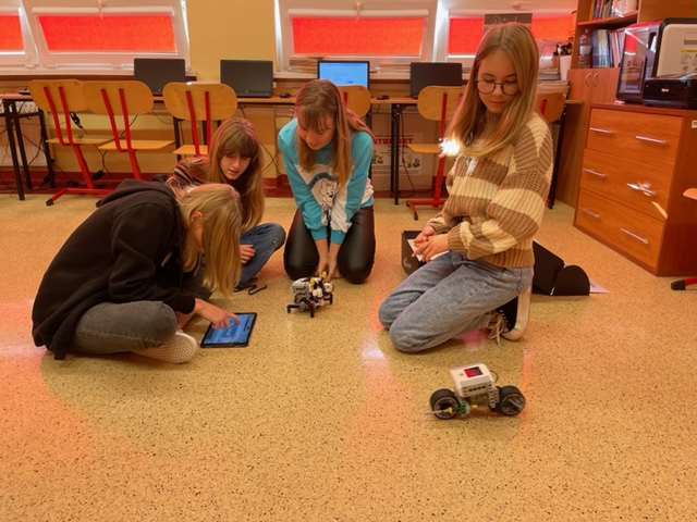 uczniowie-klasy-8d-programuja-robota