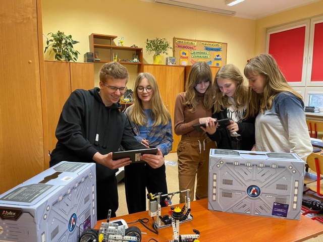 uczniowie-klasy-8d-programuja-roboty