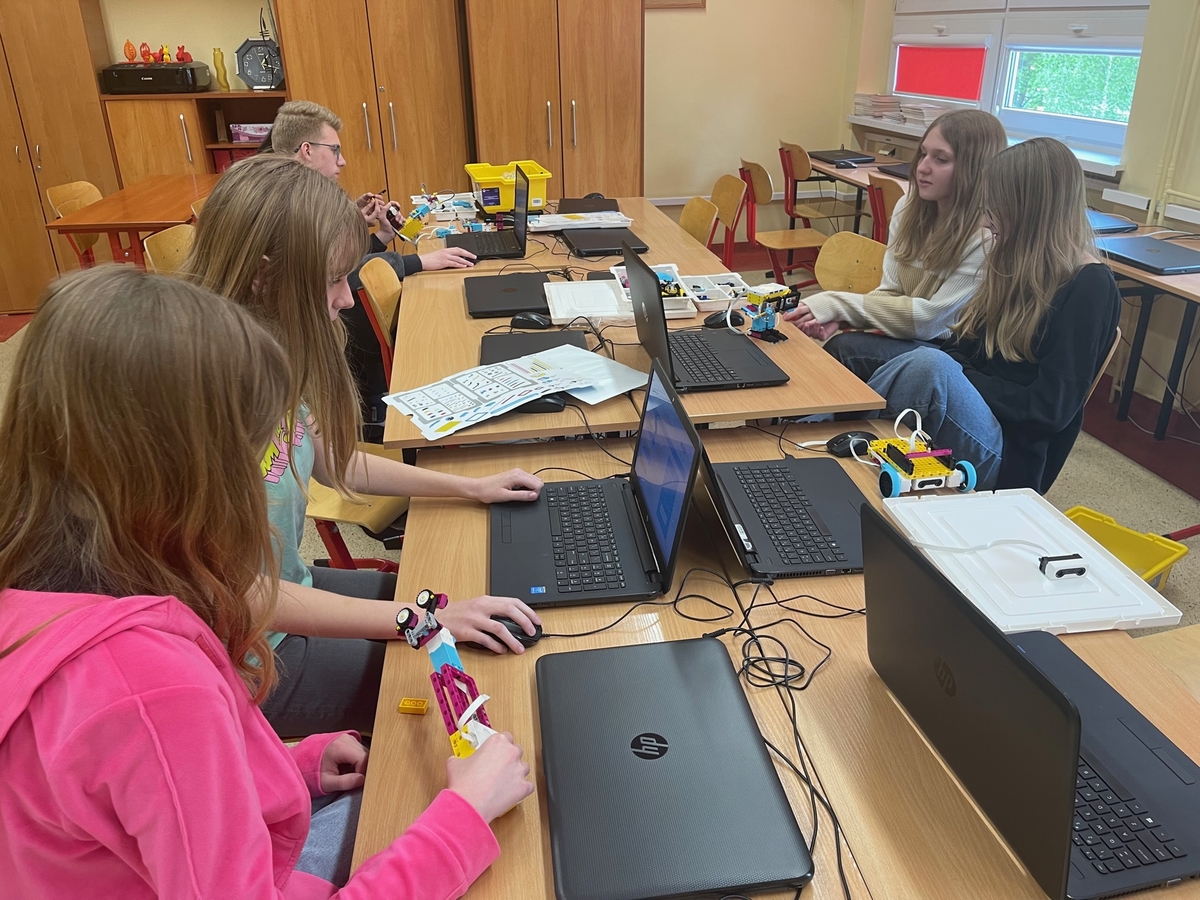 uczniowie-klasy-8d-projektuja-chwytaki-z-klockow-lego