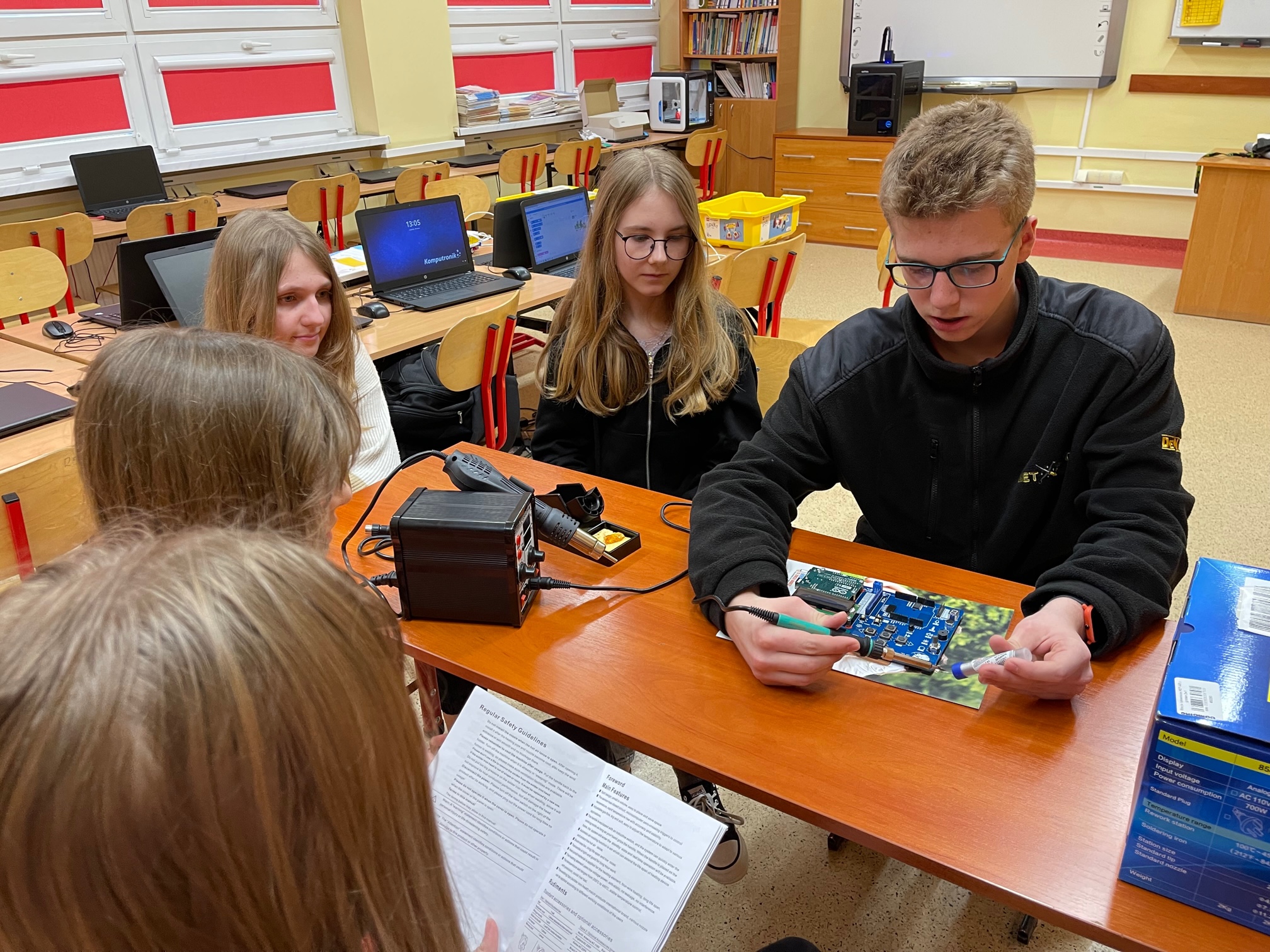 uczniowie-klasy-8d-testuja-stacje-lutownicza