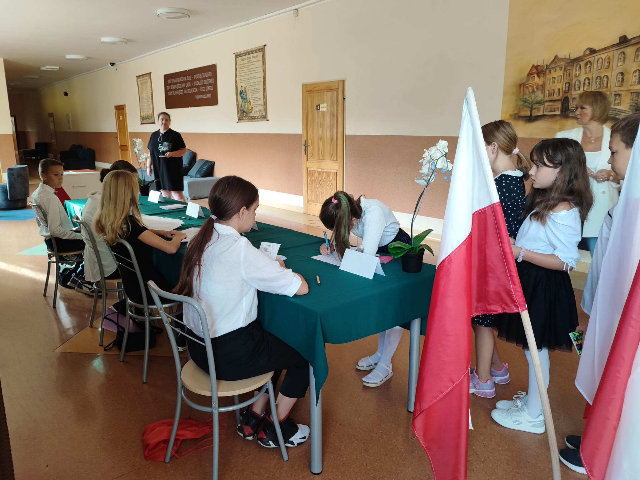 uczniowie-klasy-czwartej-biora-udzial-w-glosowaniu-na-samorzad-szkolny