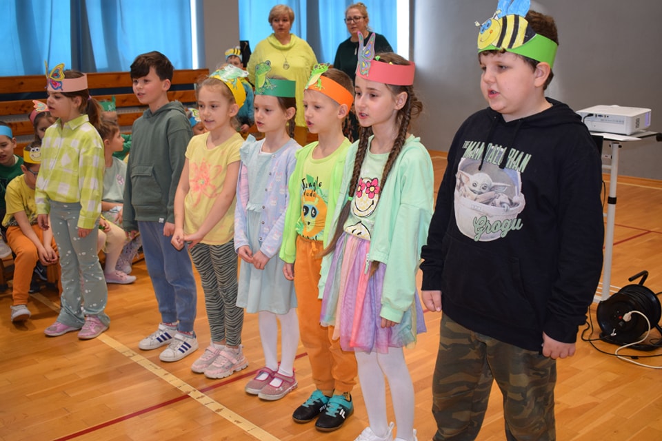 uczniowie-klasy-pierwszej-na-przedstawieniu-w-pierwszy-dzien-wiosny