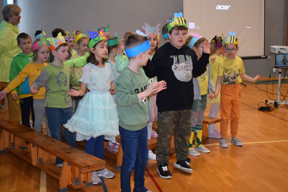 uczniowie-klasy-pierwszej-tancza-na-przedstawieniu-w-pierwszy-dzien-wiosny