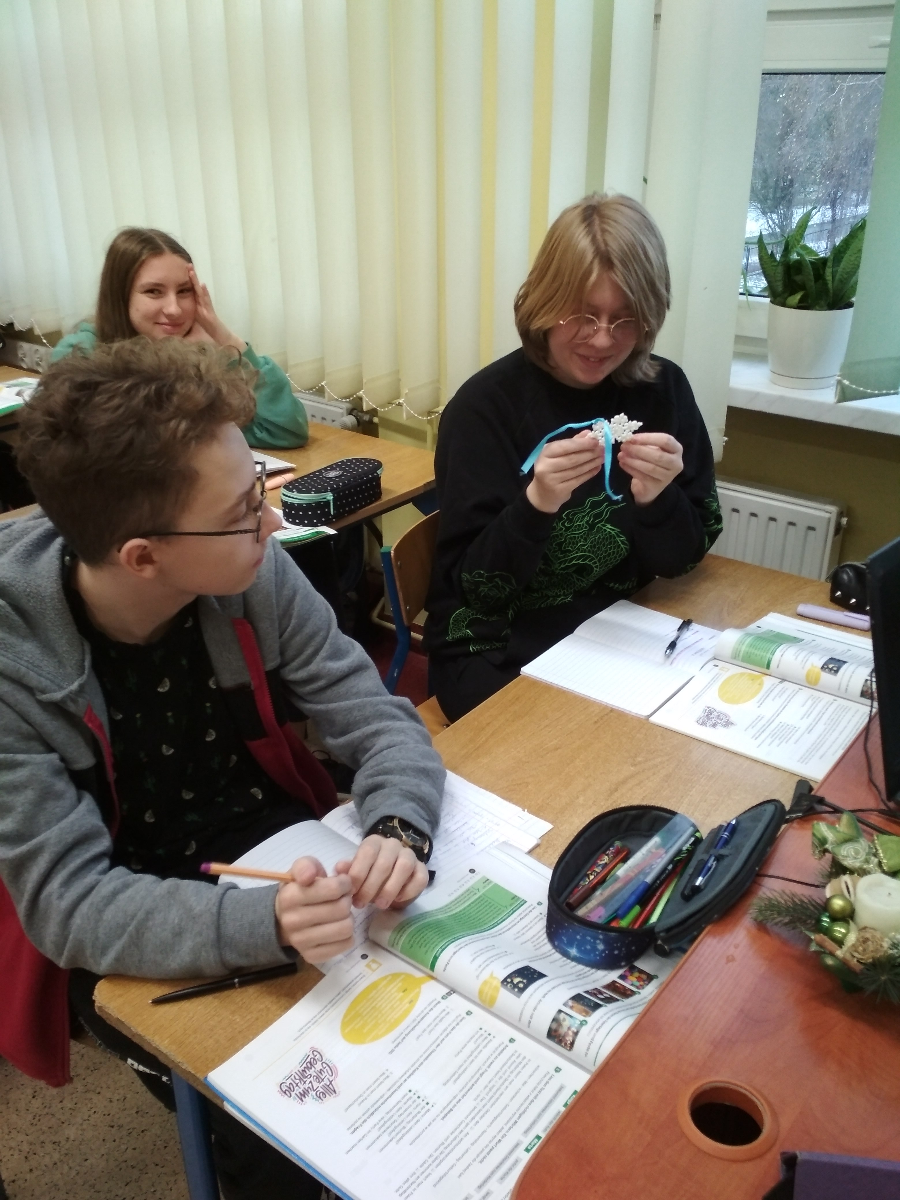 uczniowie-na-lekcji-jezyka-niemieckiego-rozwiazuja-zadania-przy-użyciu-wydrukow-3d