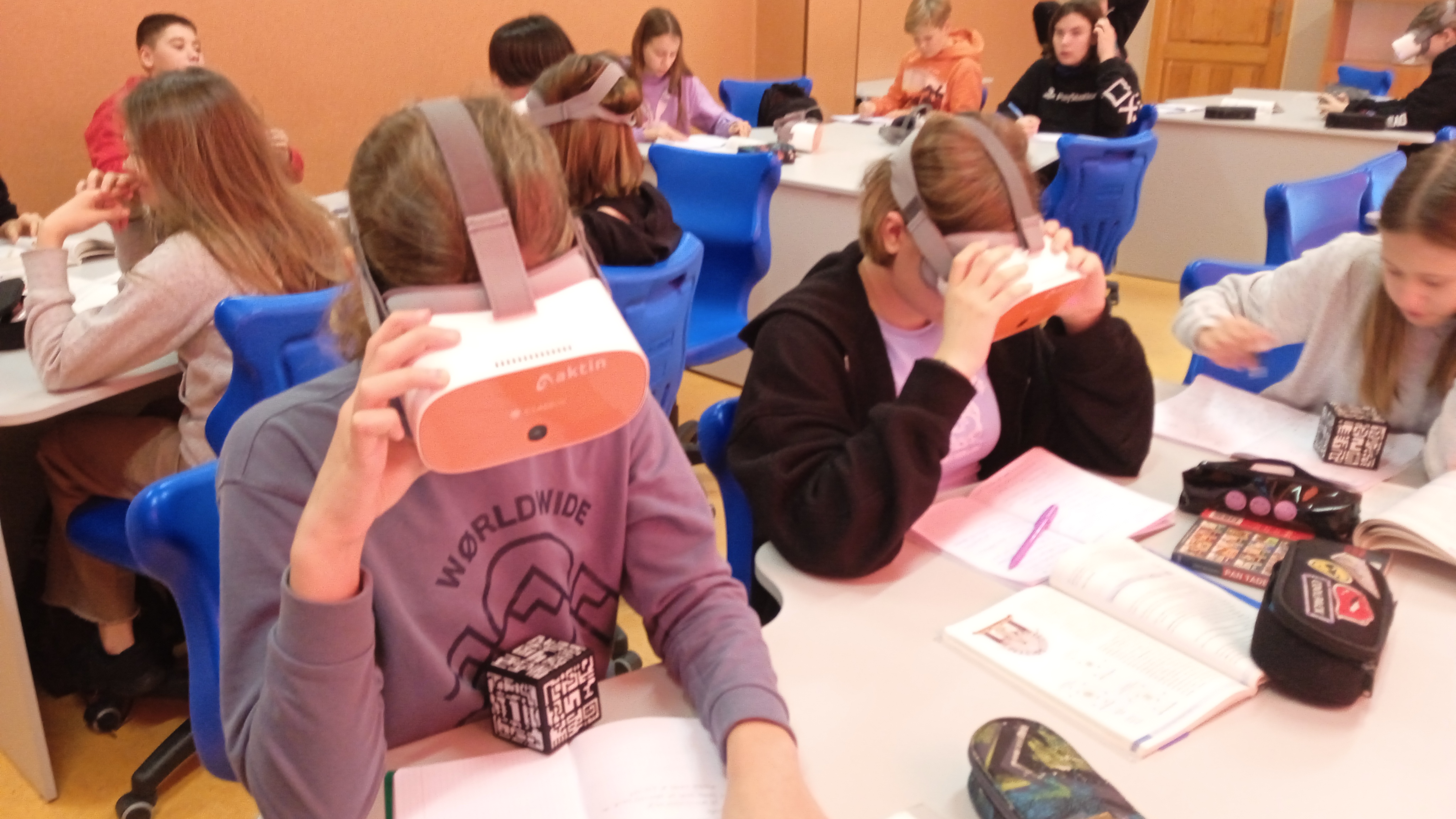 uczniowie-ogladaja-rozne-modele-w-rzeczywistosci-VR