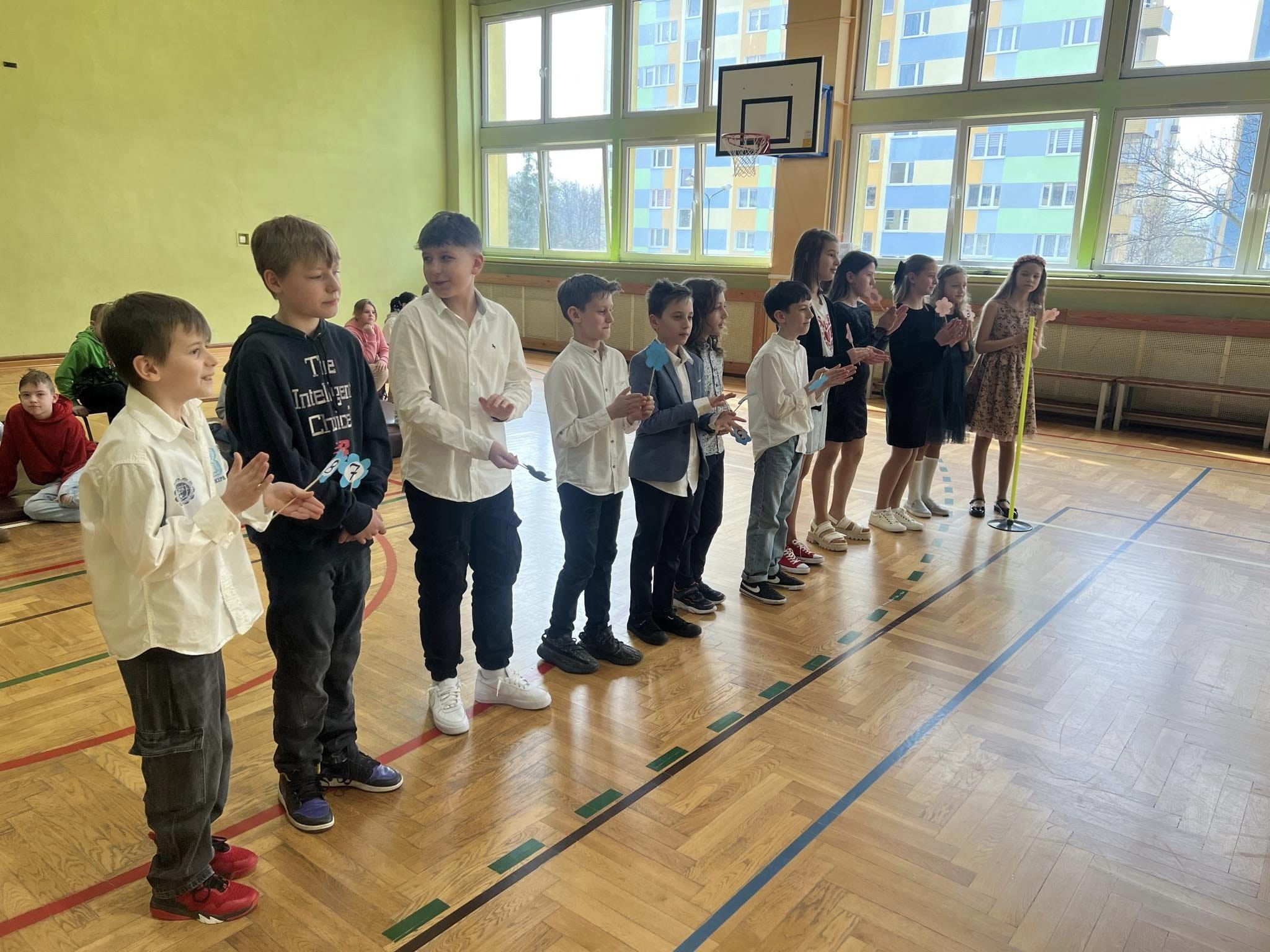 uczniowie-podczas-wyborow-miss-i-mistera-naszej-szkoly