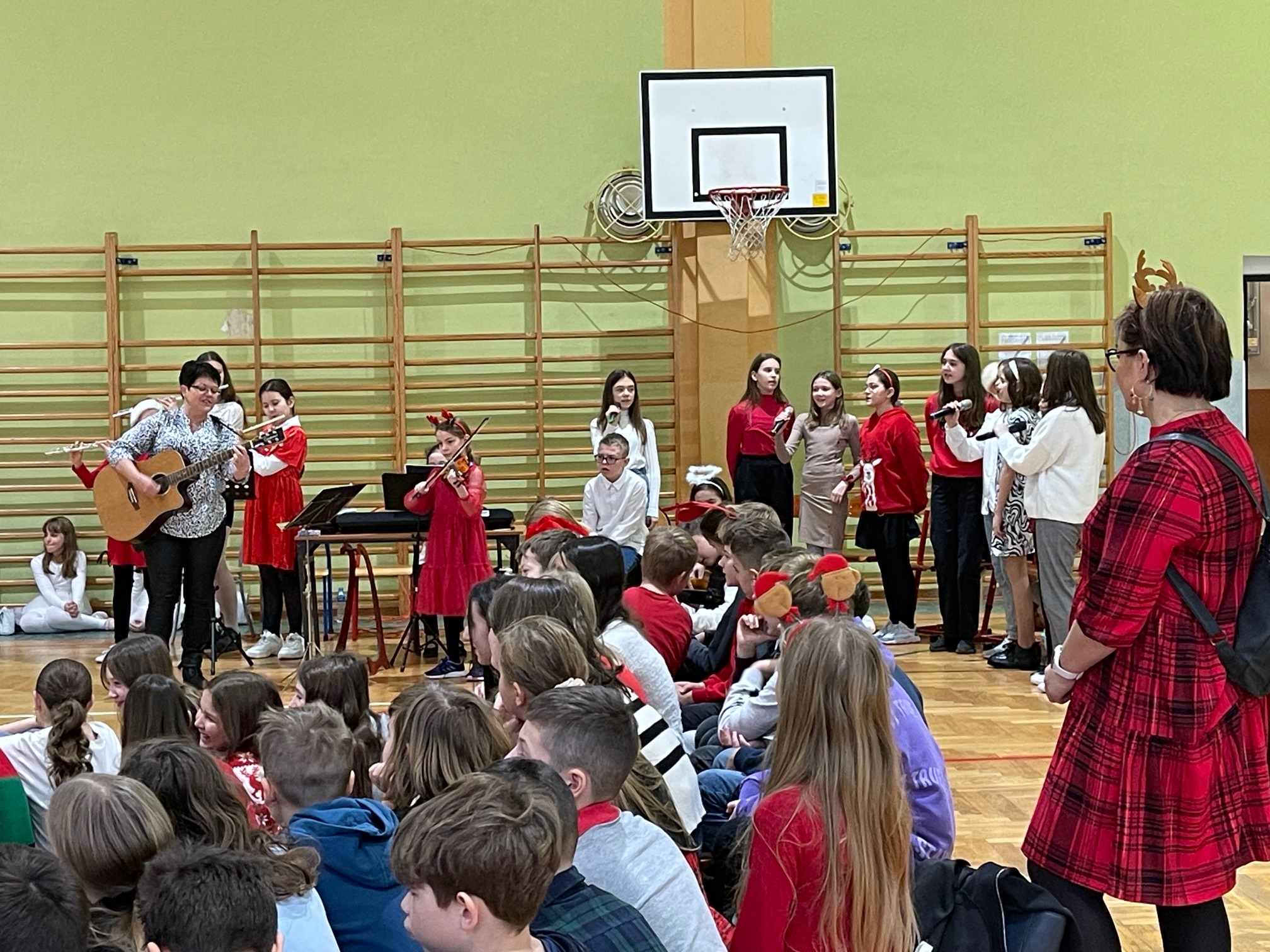 uczniowie-podczs-jasek-koleduja-przy-akompaniamencie-uzdononych uczniów naszej szkoly