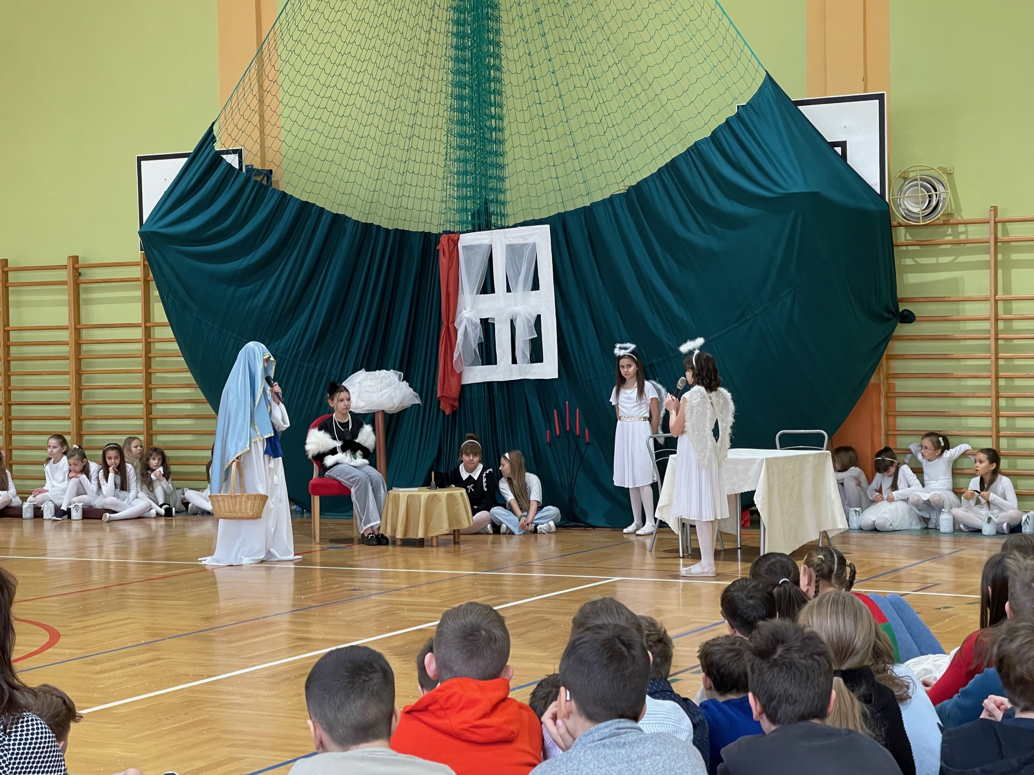 uczniowiepodczas jaselek w dużej sali gimnastycznej