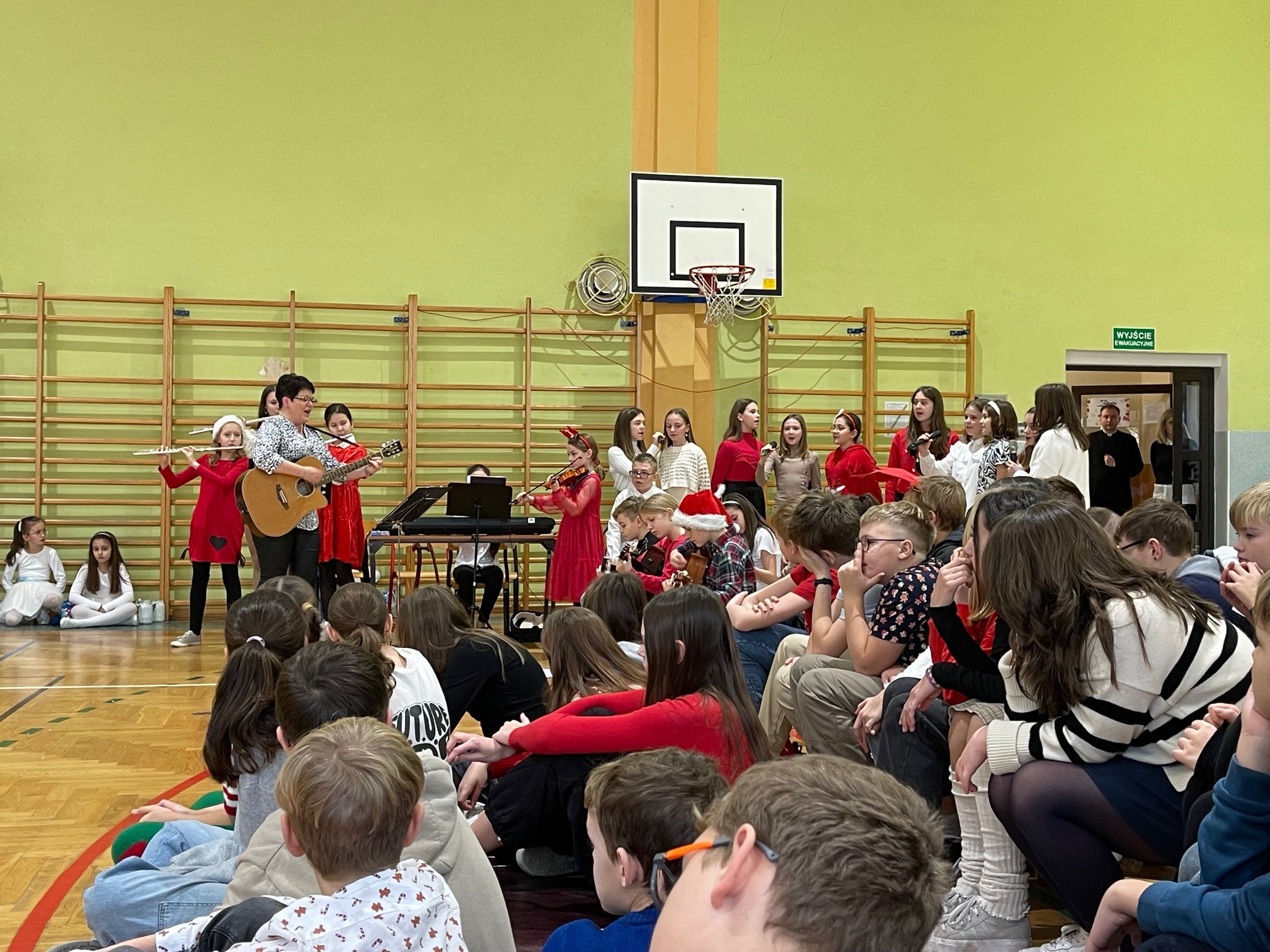 uczniowie-podczs-koledowania w czasie jaselek