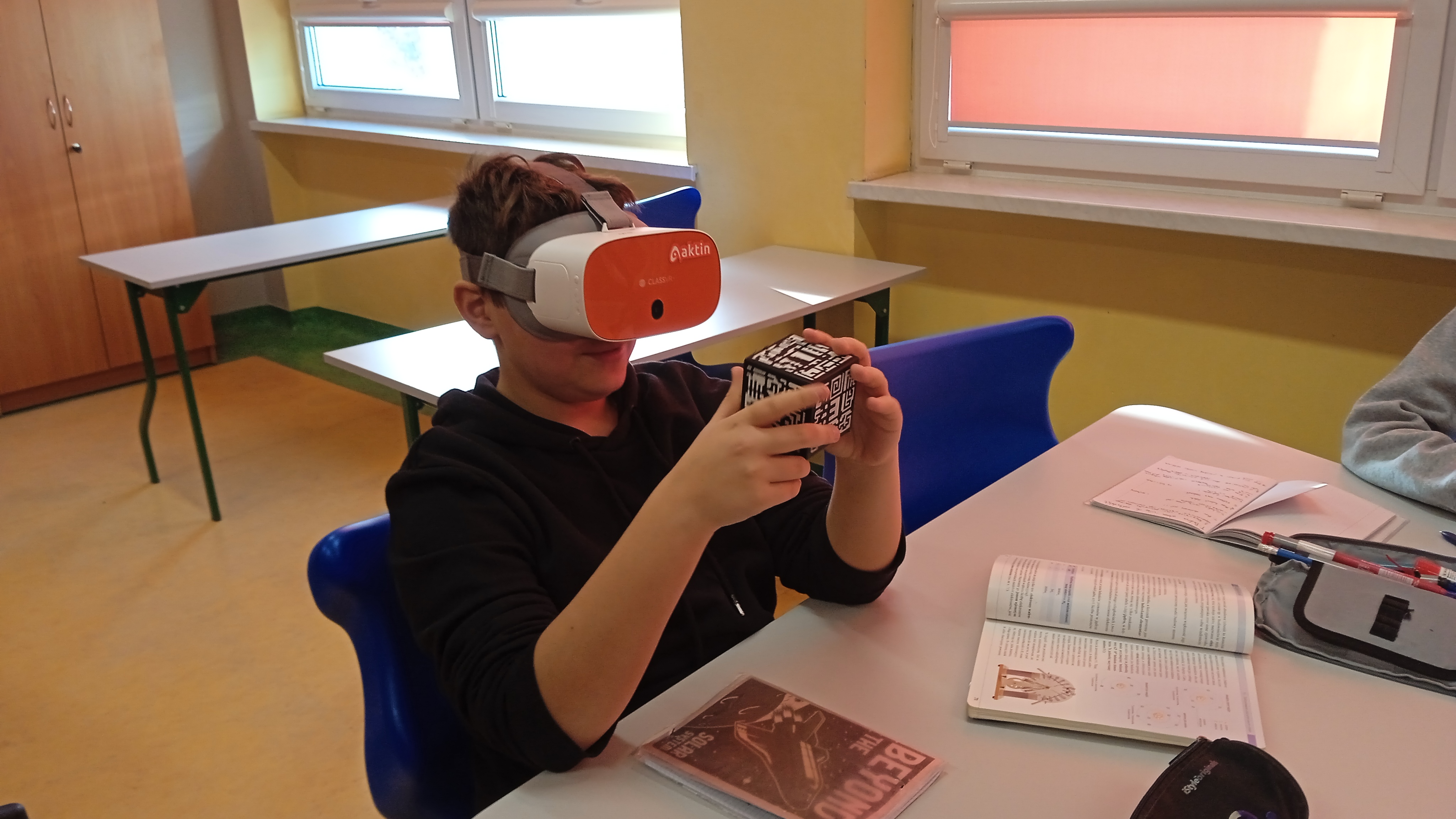 uczniowie-poznaja-budowe-atomu-w-rzeczywistosci-VR