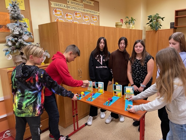 uczniowie-prezentuja-roboty