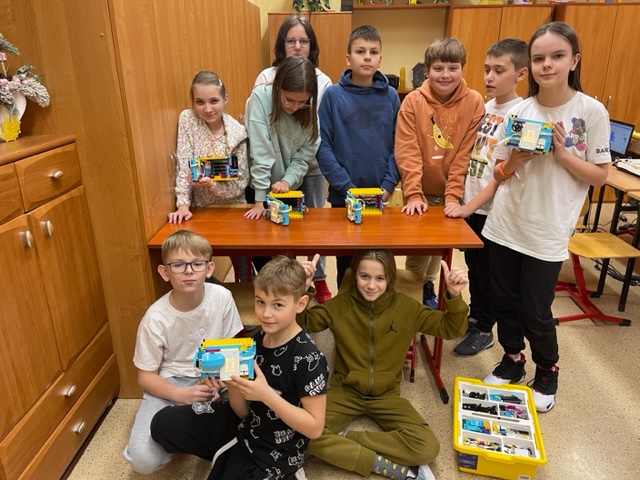 uczniowie-prezentuja-roboty-sejfy