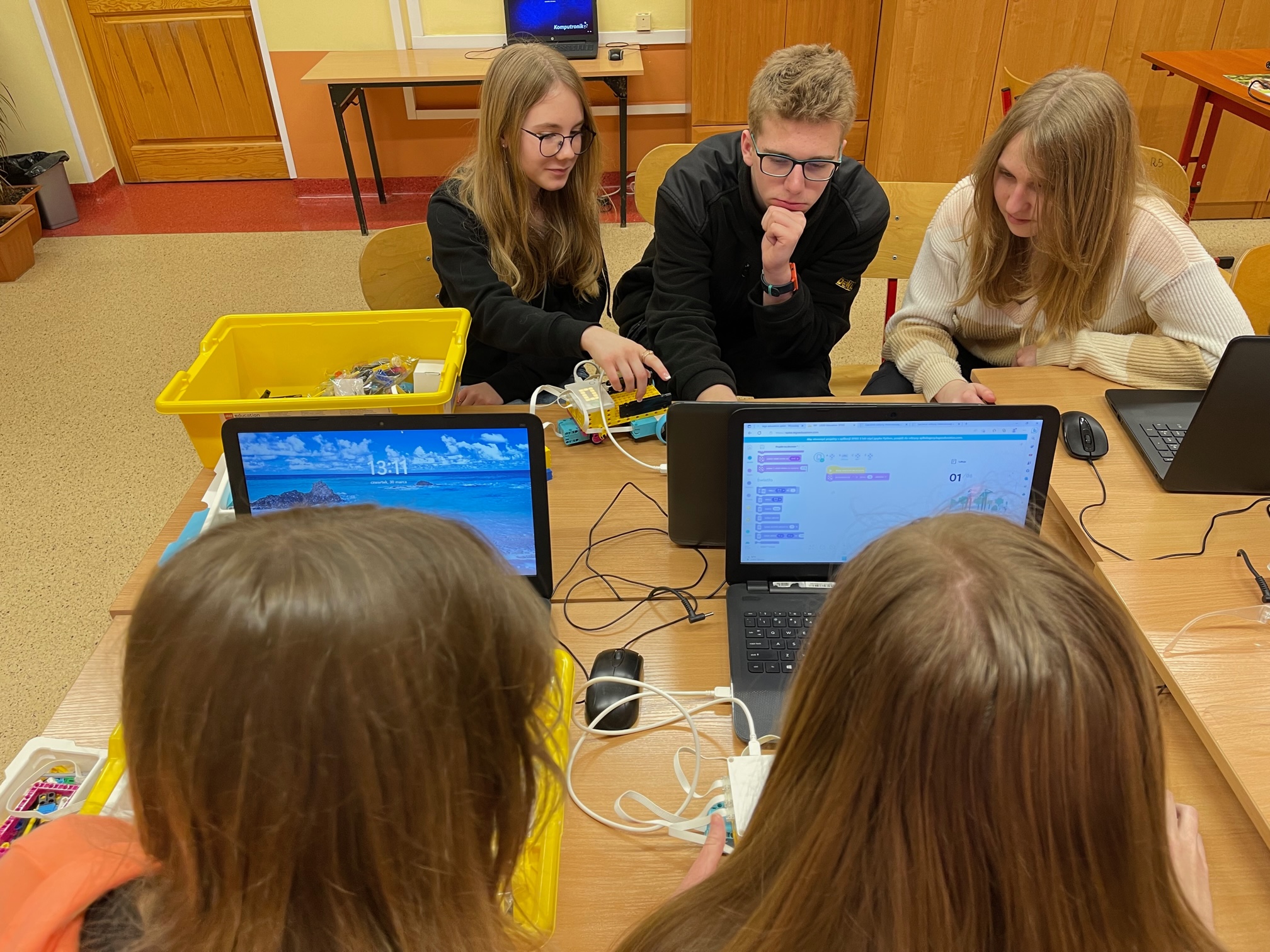 uczniowie-programuja-roboty