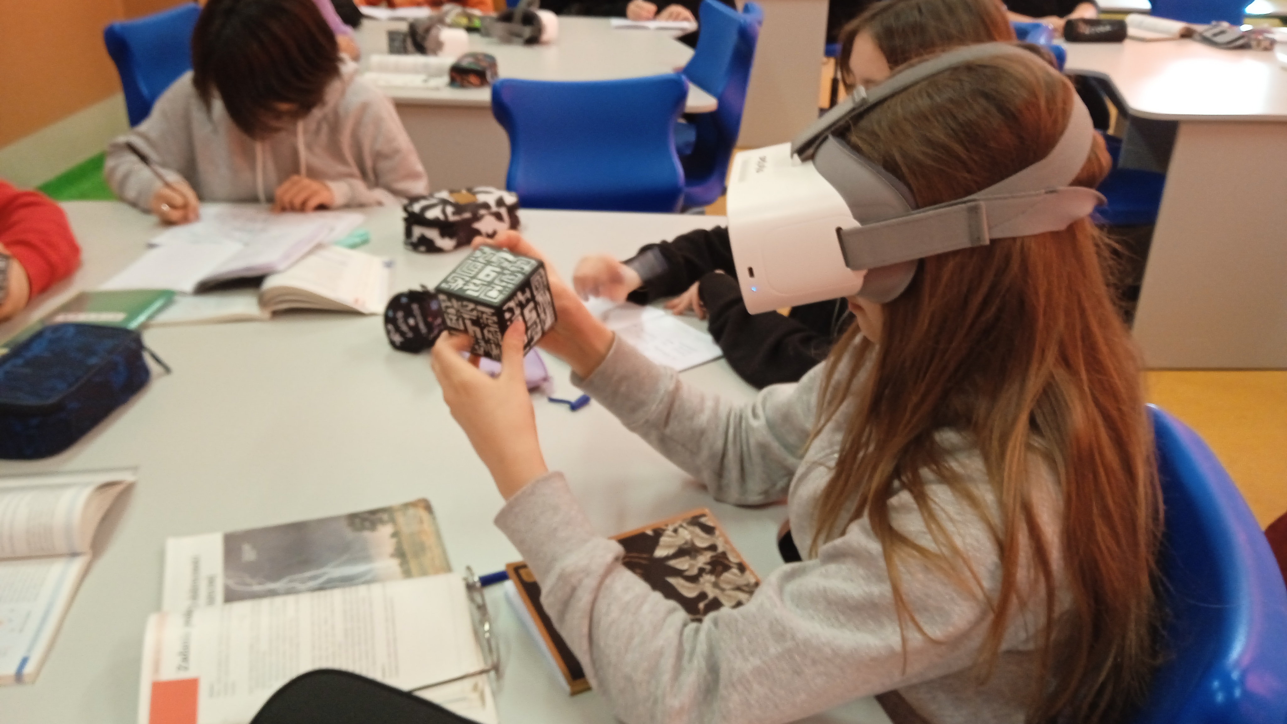 uczniowie-przyswoili-budowe-atomu-w-nietypowy-sposob-ogladali-rozne-modele-w-rzeczywistosci-VR