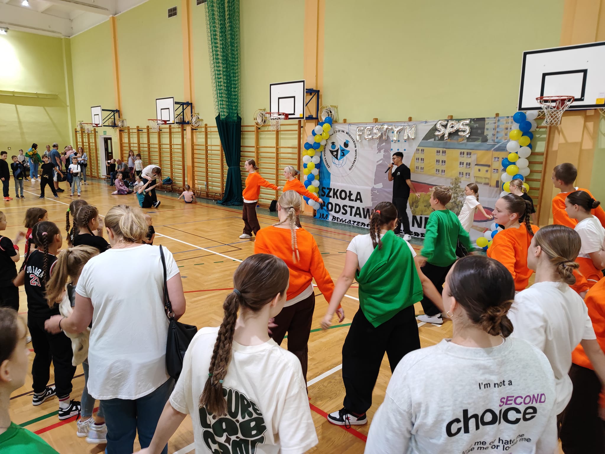 uczniowie-tancza-na-duzej-sali-gimnastycznej