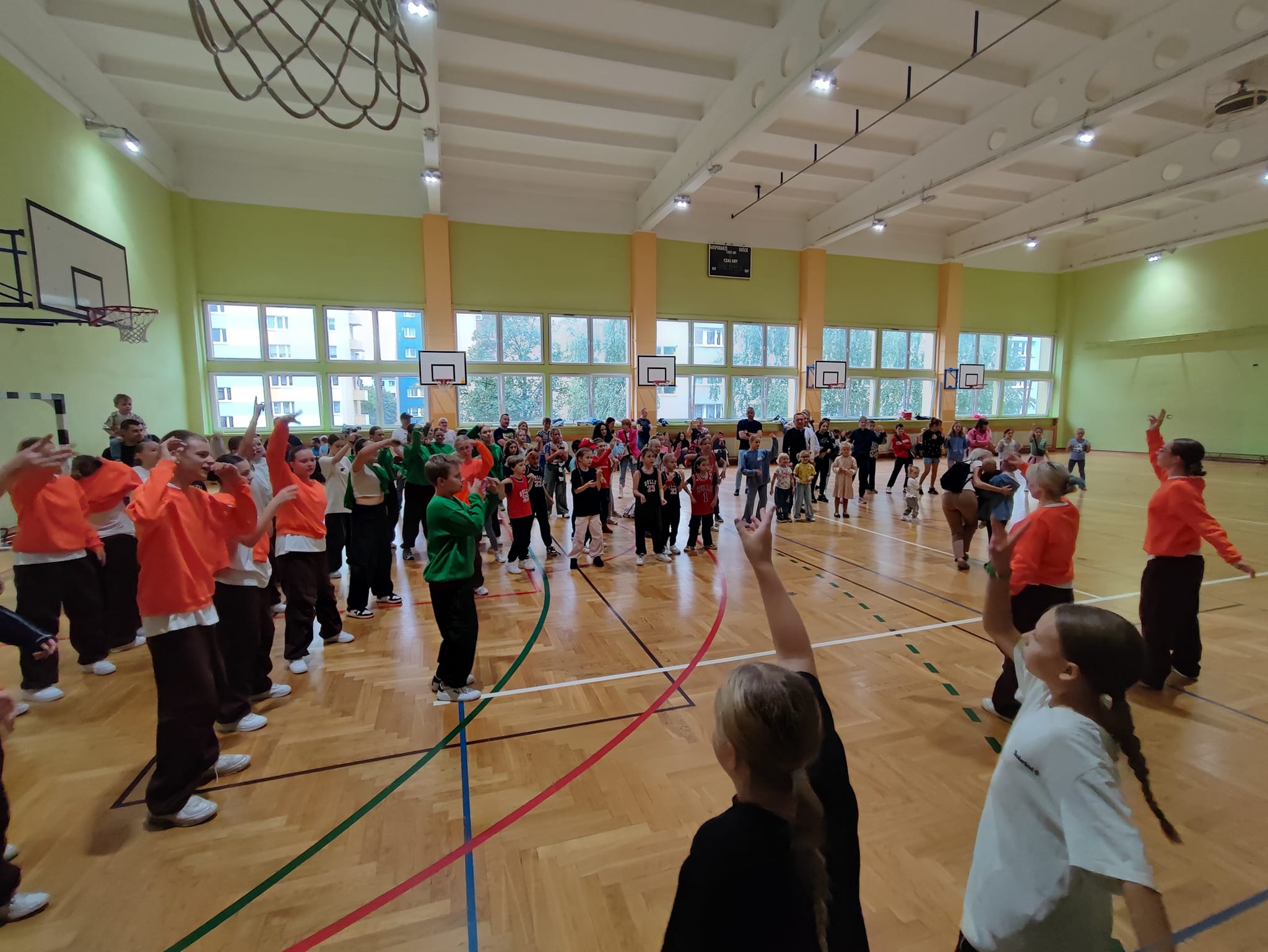 uczniowie-tancza-na-sali-gimnastycznej-podczas-festynu