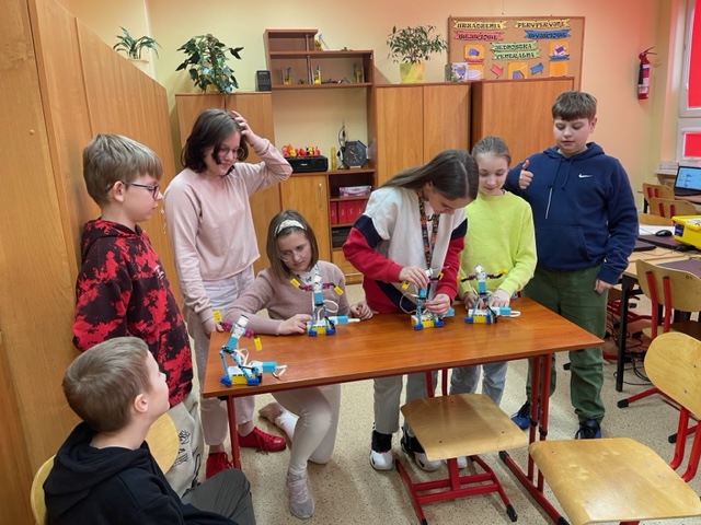 uczniowie-testuja-programy