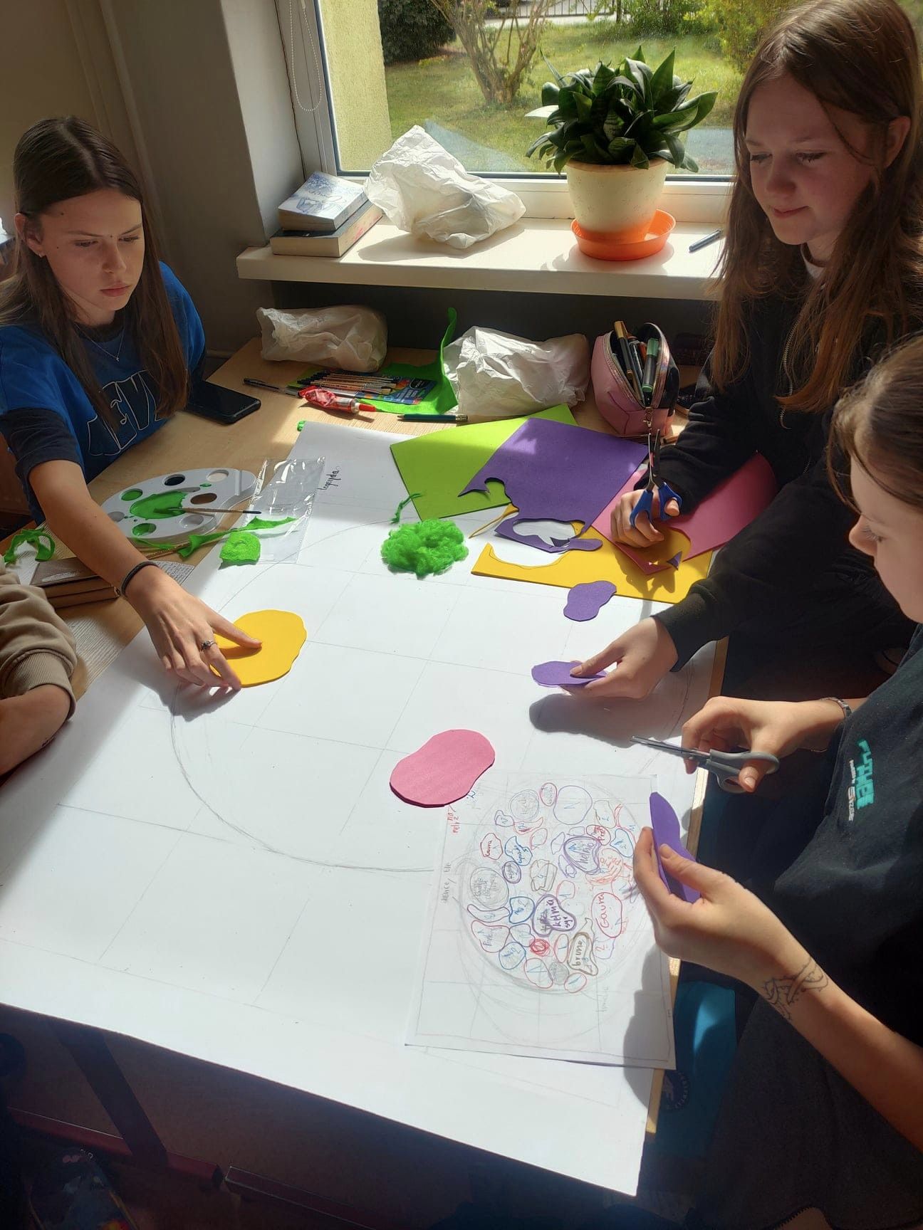 uczniowie-tworza-plakat-na-eko-warsztatach