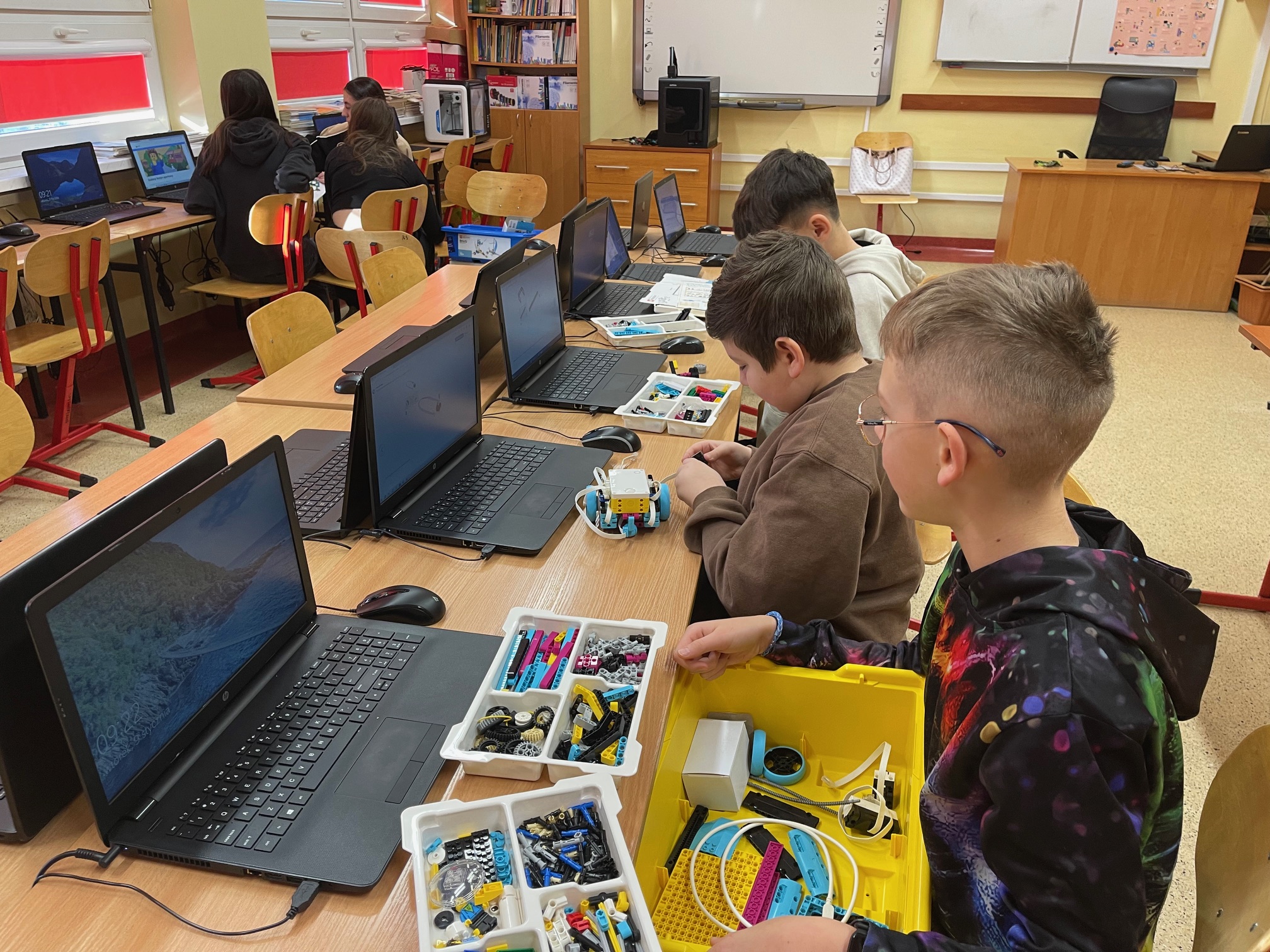 uczniowie budują robota.