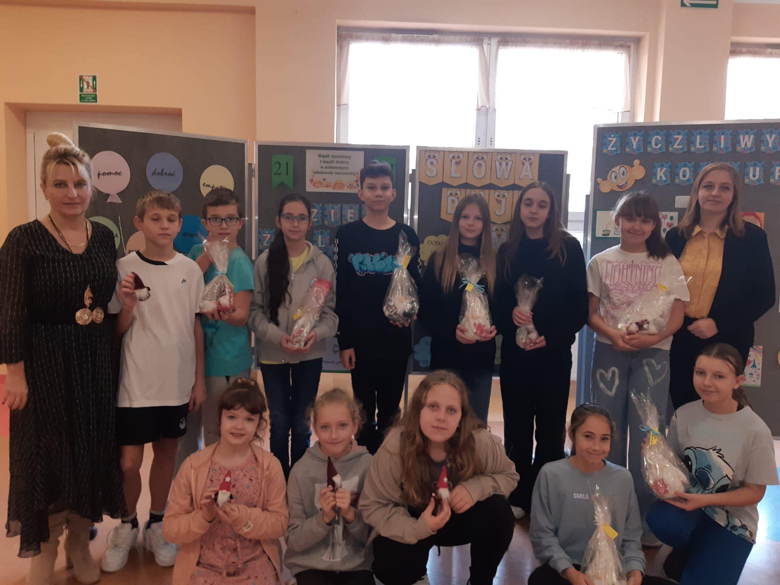 czniowie-z-wicedyrektor-Bukowska-z-nagrodami-uzyskanymi-w-konkursie-z-okazji-dnia-zyczliwosci