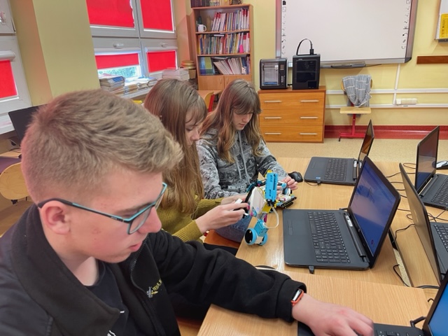 uczniowie-piszą-program