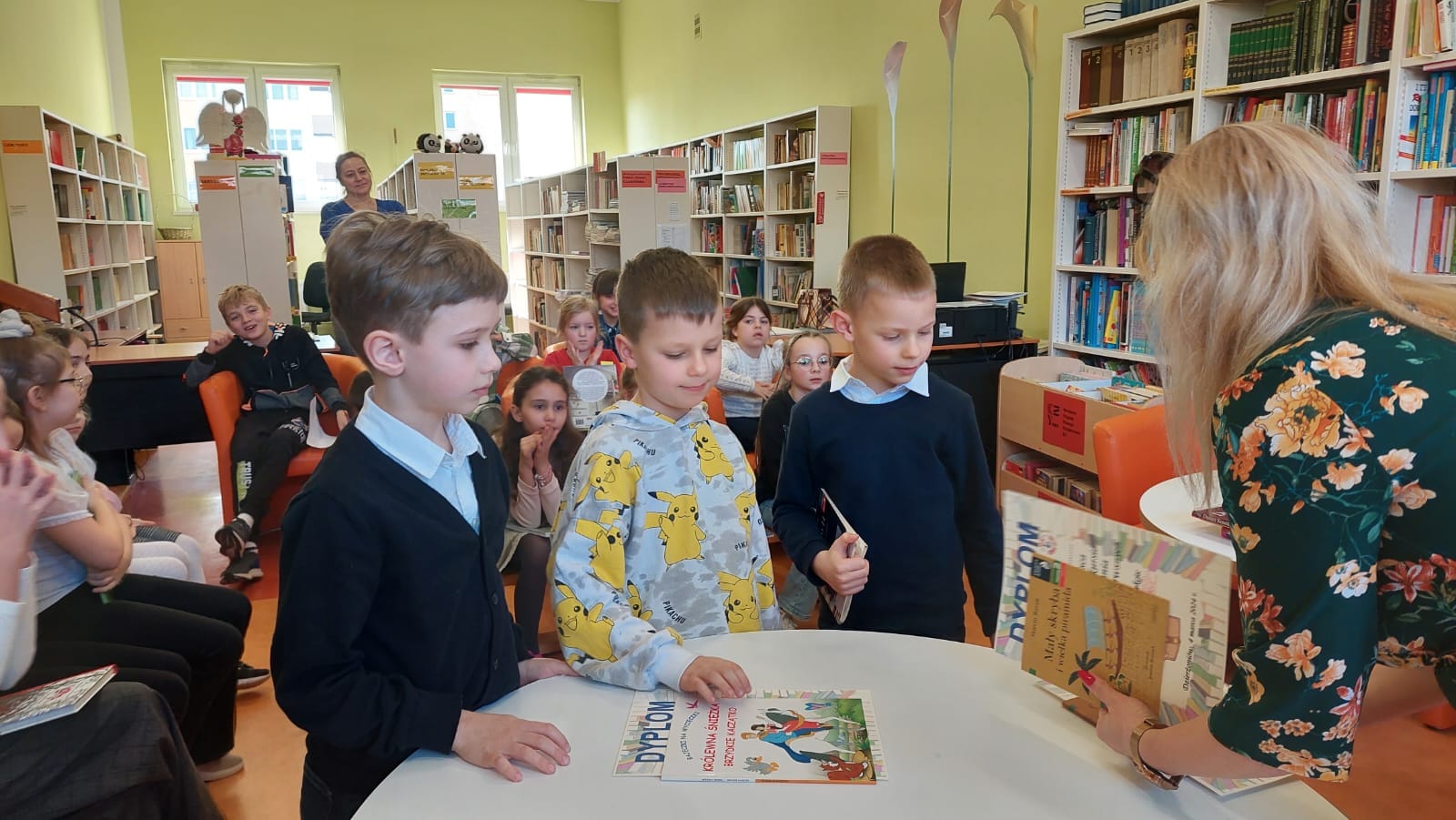 wręczanie nadród przez panią dyrektor Bukowska